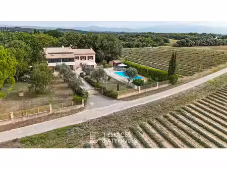 maison familiale avec piscine au milieu des lavandes et vue sur mont ventoux en drôme...