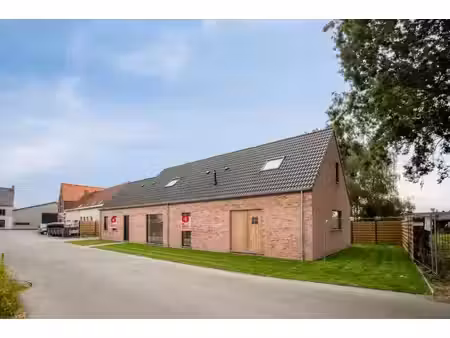 halfopen nieuwbouwwoning te koop met 3 kamers  oprit en tuin