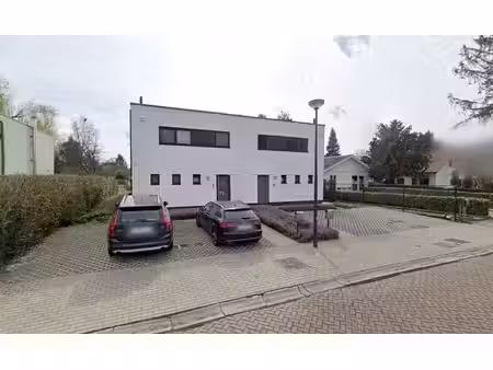 maison moderne de 2 chambres avec un grand jardin  située da
