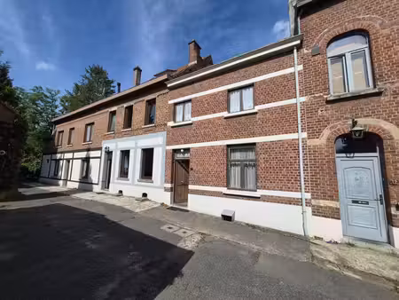 maison à rénover de 120 m² et 3 chambres. garage et jardin.