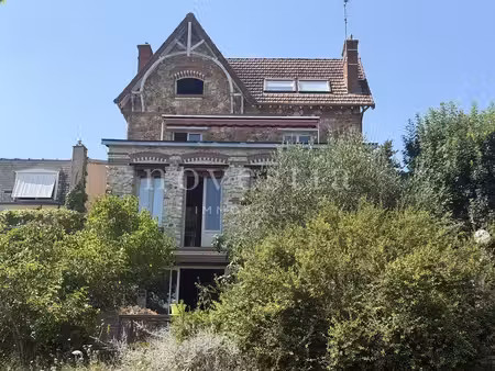 une maison de 8 pièces de 254 m²