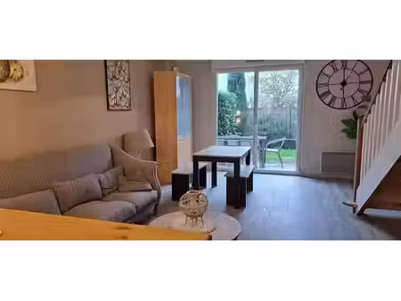 location appartement 3 pièces 65 m² à les billaux (33500)  900 €