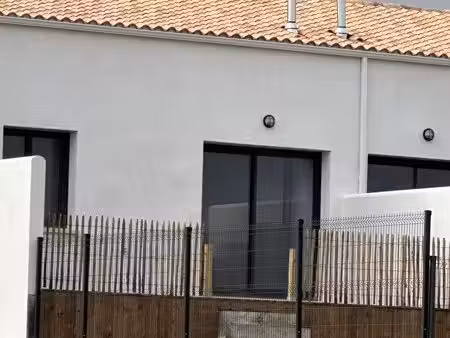 maison avec terrasse et jardinet
