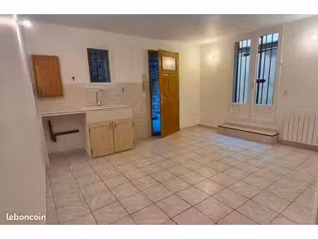 a louer - beaucaire centre ville  apt t2 en rdc avec cour