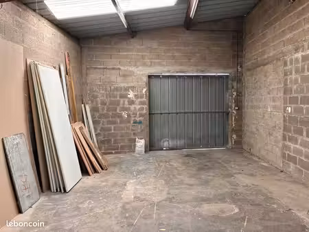 trélazé grand garage/box à louer 40 m2  grande hauteur