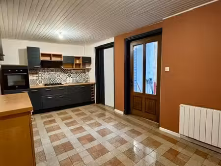 appartement 4 pièces avec cour et dépendances