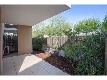 location  oppède  appartement de 47 m² avec 1 chambre  jardinet et 2 stationnements privat