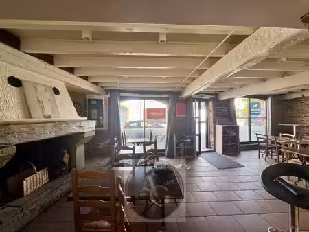 murs commerciaux au centre de lanta avec cours