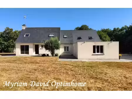 propriété de 173 m² avec appartement indépendant et 9 000 m² de terrain à 7 mn rostrenen