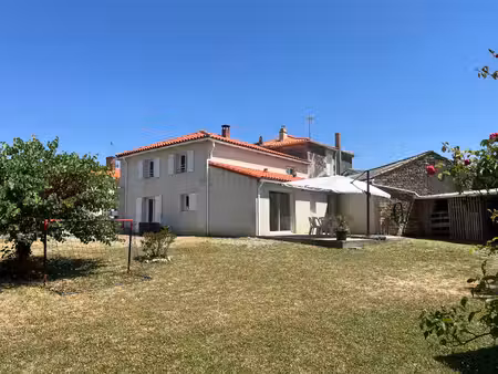 maison en pierre rénovée au coeur de ville - st jean d'hermine 85210