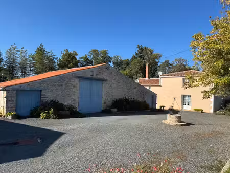 maison en pierres à rafraichir avec 2 granges. st jean d'hermine - 85210.