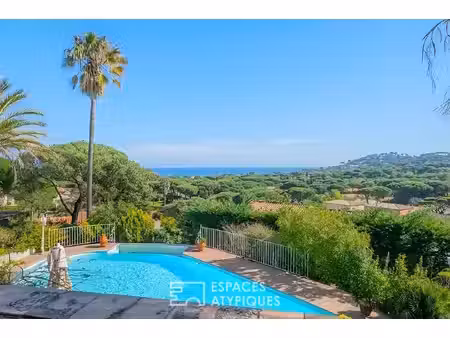 villa singulière avec piscine à débordement et très belle vue mer
