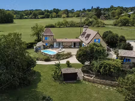 charmante maison périgourdine avec piscine  beau jardin et dépendances