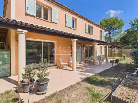 villa dans un domaine avec piscine
