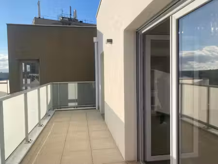t3 avec balcon et parking à nemours