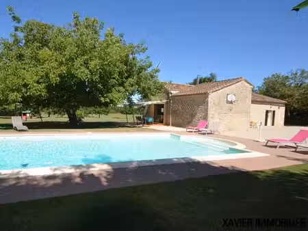 charmante maison de plain-pied avec piscine sur un terrain de 1 5ha.