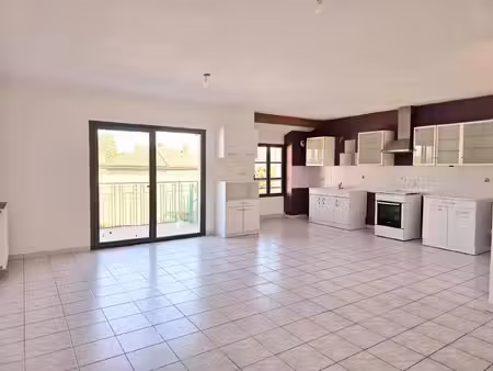 t4 avec balcon et parking privée