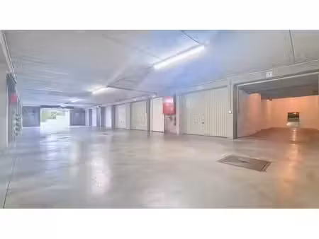 laeken – garage box fermé sécurisé en sous-sol