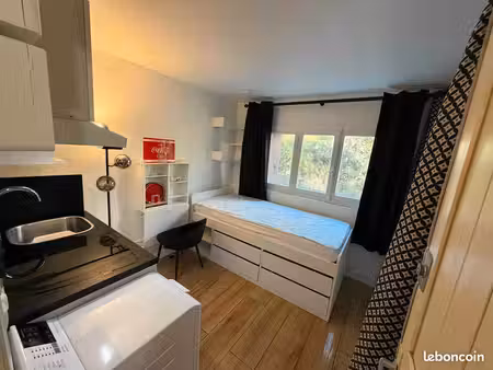 belle studette meublée refaite à neuf avec wc et douche – saint-cloud 15 min de paris