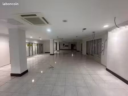 local commercial 200 m² plain-pied – rn7 – 9 parkings privatifs