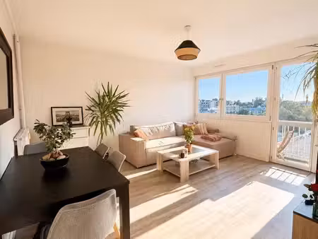 t3 rénové 70 m² – 7e étage – 2 balcons – vue dégagée – cave - parking