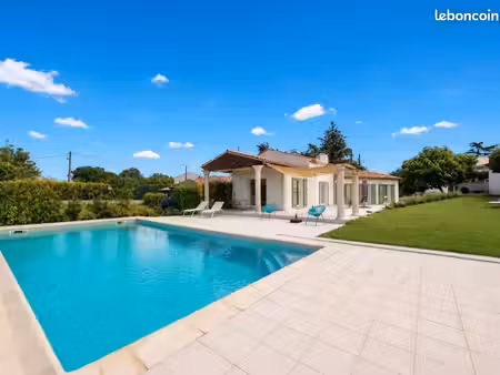 studio 4 pièces 150 m²