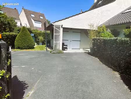 belle maison  sans travaux  au bord du lac dans une résidence de standing