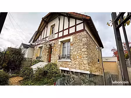 maison en meulière des années 1930  143 m²  jardin 610 m²  à 10 minutes à pied de la gare