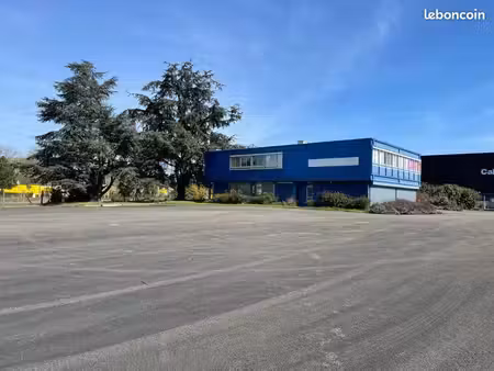 local commercial 550m² avec bureaux  appartement et grand parking - vierzon (18)