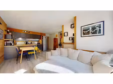 appartement rénové de 68 m² aux carroz avec terrasse et jardin privatifs