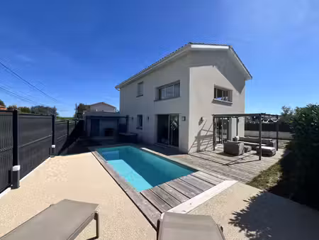 maison contemporaine avec piscine au calme au coeur de brin