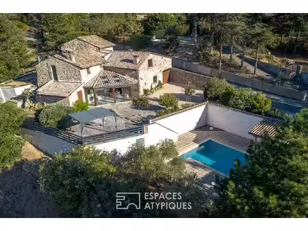 maison en pierre avec piscine et vue panoramique