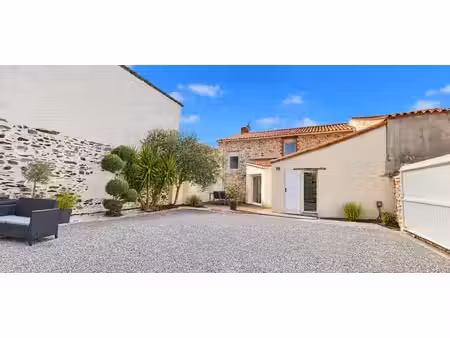maison de caractère 98 m² - 3 chambres - centre de saint-denis-la-chevasse