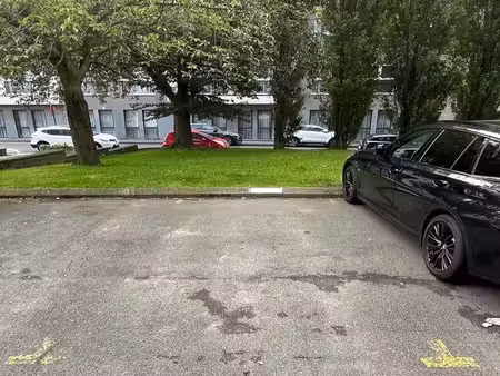 laeken - emplacement parking extérieur 1v !