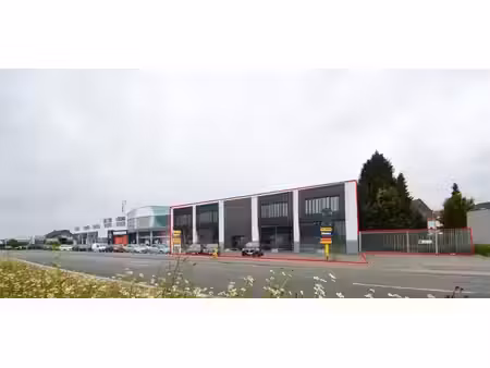commercieel gebouw baanlocatie met parking nabij mcdonalds