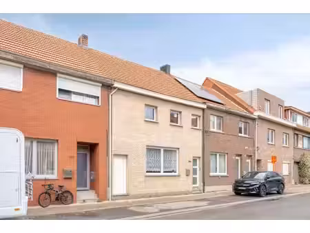 op te frissen woning met 3 slaapkamers en tuin