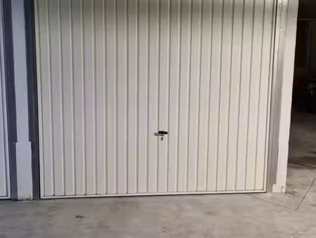 grand box fermé de 22 m² au centre de l'isle-adam