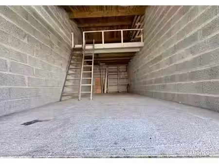 garage fermé avec mezzanine proche de l'océan
