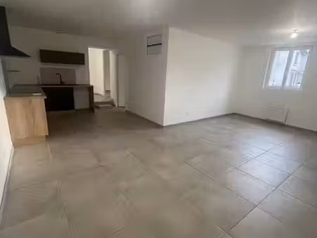 t4 100 m² entièrement rénové – 3 chambres – 2 parkings – 950 cc