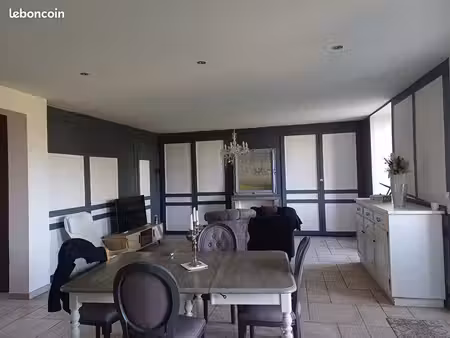 maison mitoyenne dans ancien château de village- cachet et authenticité