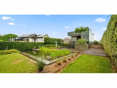 moderne open bebouwing met prachtige tuin met zwemvijver