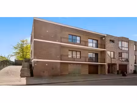 ruime halfopen bel-étagewoning met prachtig uitzicht