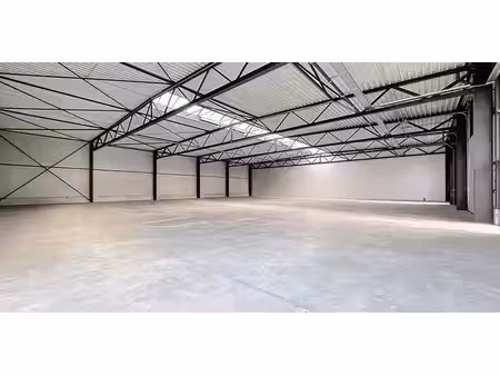 bâtiment d’entreprise à louer à achêne pour € 2.675