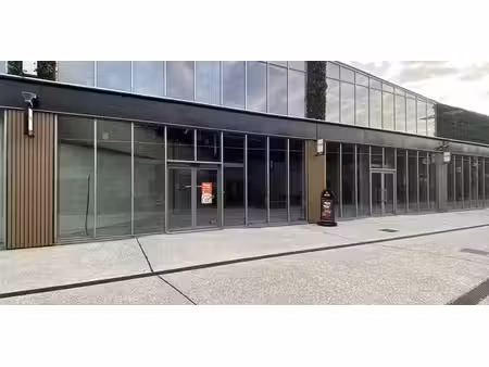 bien commercial à louer à beveren pour € 2.446
