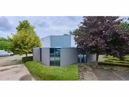 bâtiment d’entreprise à louer à peer pour € 3.295