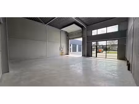 entrepôt à louer à zwevezele pour € 695