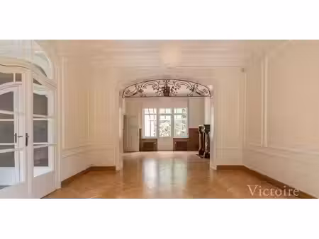 maison à louer à woluwe-saint-lambert pour € 3.300 avec 4 chambres à coucher