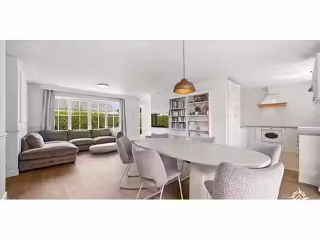 bungalow moderne entièrement rénové avec piscine - prêt à emménager à 100%.