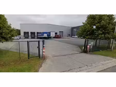 entrepôt à louer à saintes pour € 40.039