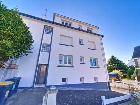 caudan : immeuble de rapport avec 3 appartements t3   garages et caves